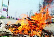 আদমজী ইপিজেডঃ দ্বিতীয় দিনের মতো বিক্ষোভে শ্রমিকরা