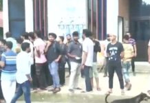 ছাত্রলীগ নেতাকে মারধরের জের, চবিতে ছাত্রলীগের অবরোধ, বন্ধ শাটল ট্রেন