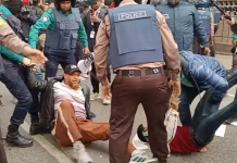 কারওয়ান বাজারে মুঠোফোন ব্যবসায়ীদের ওপর পুলিশের জলকামান ও সাউন্ড গ্রেনেড নিক্ষেপ